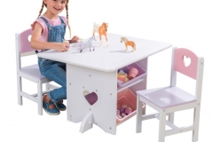 kidkraft-drewniany-stolik-z-pojemnikami-i-krzeselkami-w-serduszka